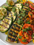 Letni obiad z grillowanym kurczakiem i sałatką pomidorową