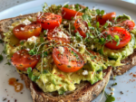 Pomysł na śniadanie: Pyszny omlet z warzywami w 10 minut